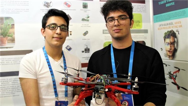Lise öğrencileri tarım dostu drone geliştirdi